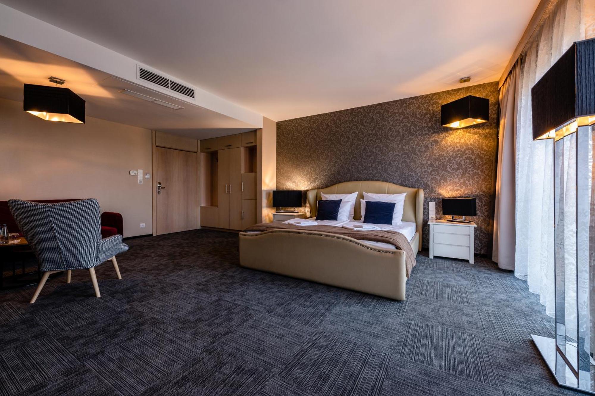 Hotel Alhar ลูบลินเนียซ ภายนอก รูปภาพ